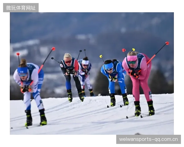 滑雪越野选手在暴雪中跪地喝水，图像感炸裂